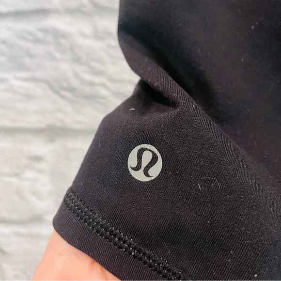 Lululemon Sz 4 Boogie Short Full-On Luon Black / Su14 Quilt 14 Floral Reversible - Picture 9 of 13